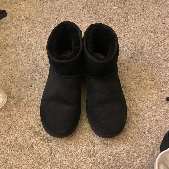 Size 8 Black Mini Uggs - Picture 2 of 4